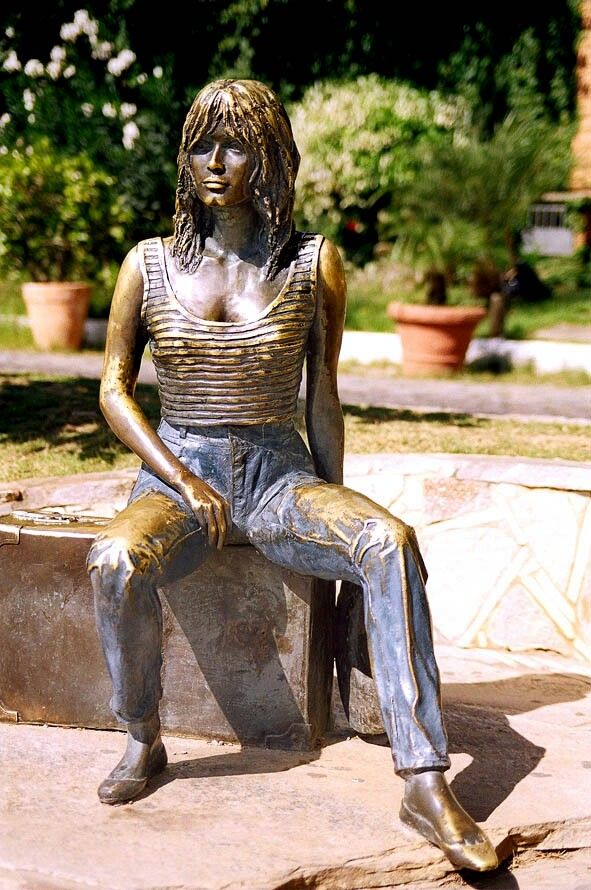Brigitte Bardot statue on Orla Bardot 1